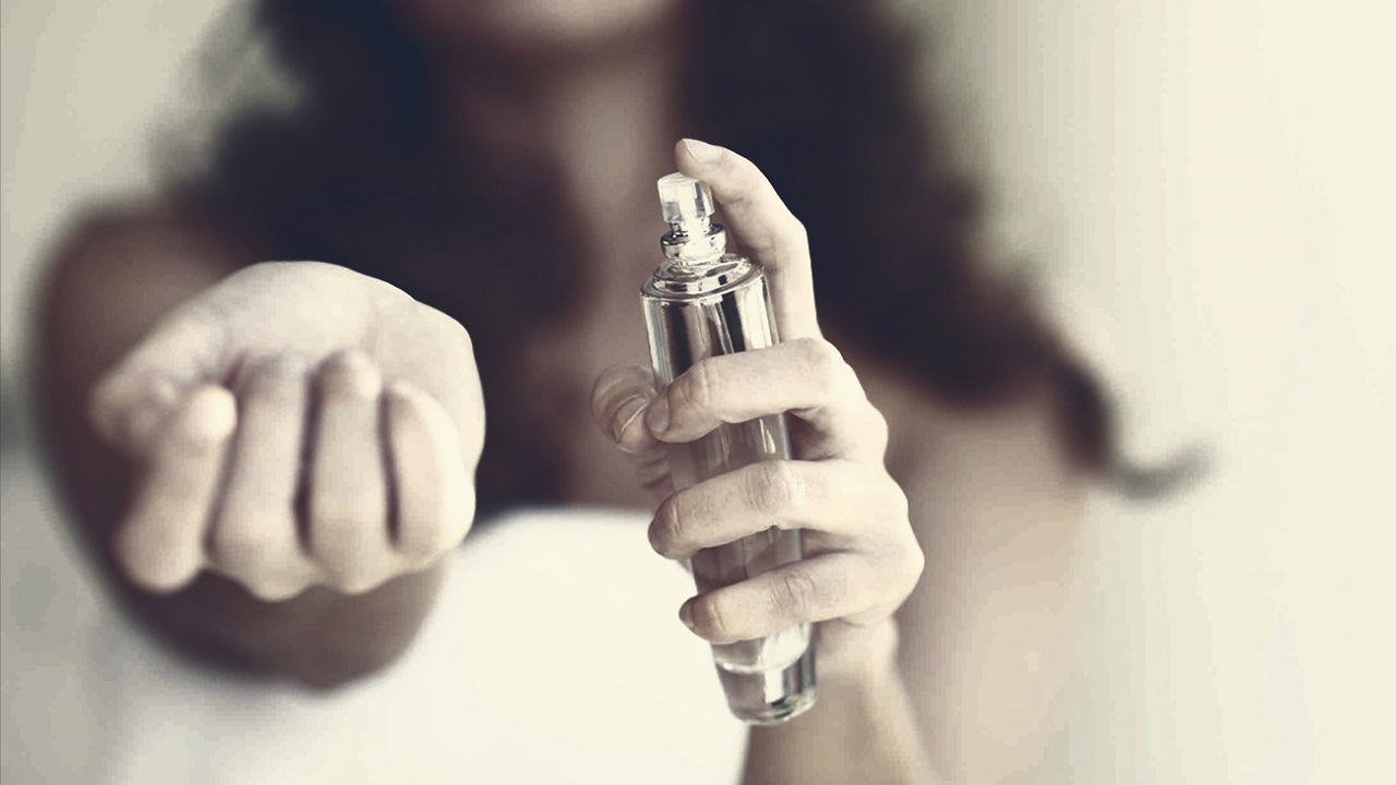 استنشاق العطر والتنفس بعمق يطرد الأفكار السلبية