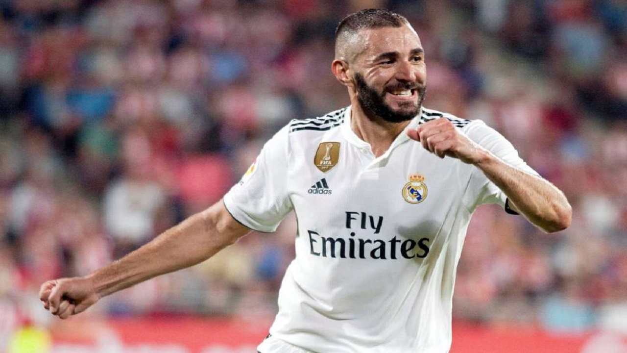 بنزيما يطرح قميصه مع ريال مدريد في مزاد علني