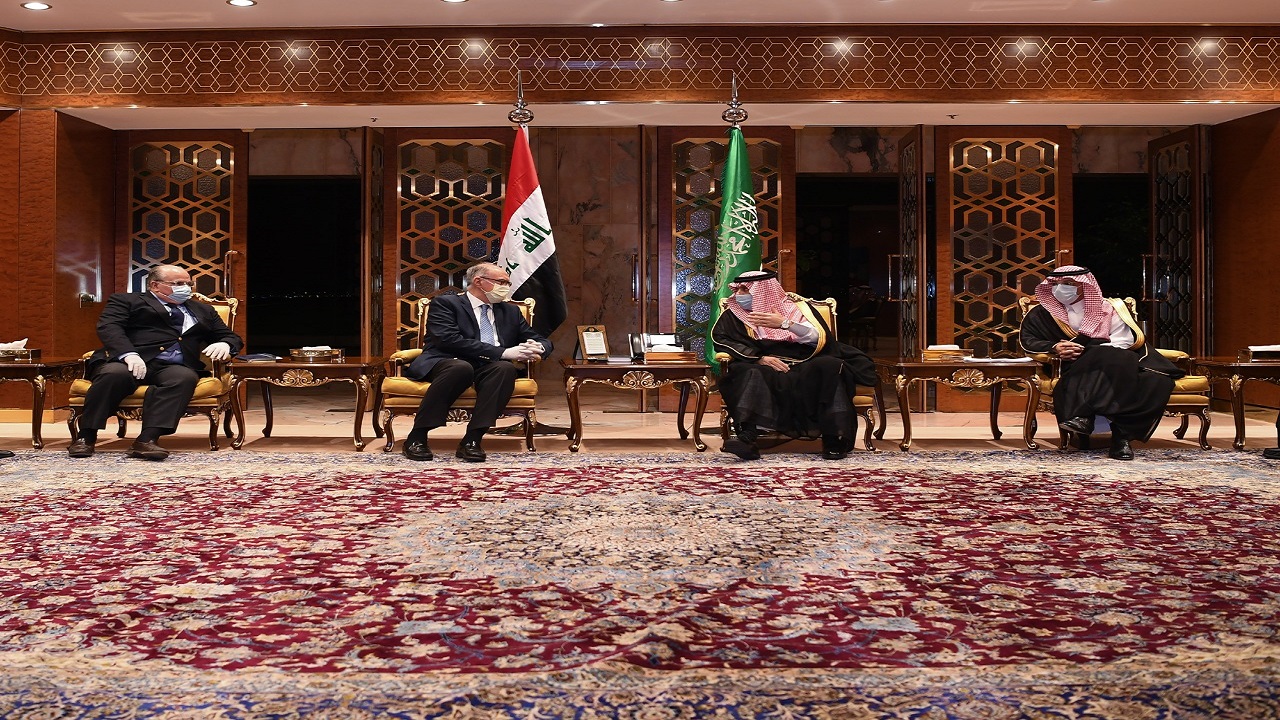«كمامات» و«تباعد» خلال استقبال نائب رئيس مجلس الوزراء العراقي بالرياض (صور)