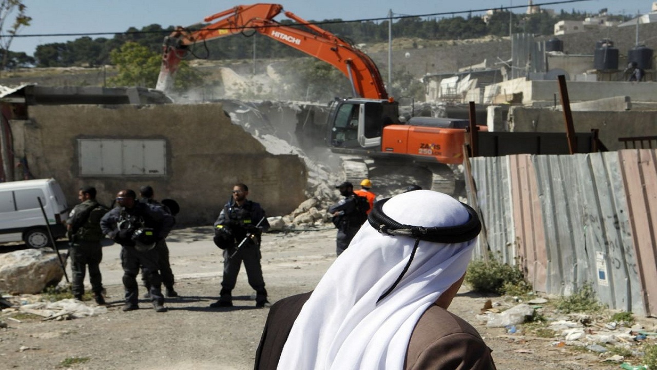 الاحتلال يجبر الفلسطينيين على هدم منازلهم بأيديهم