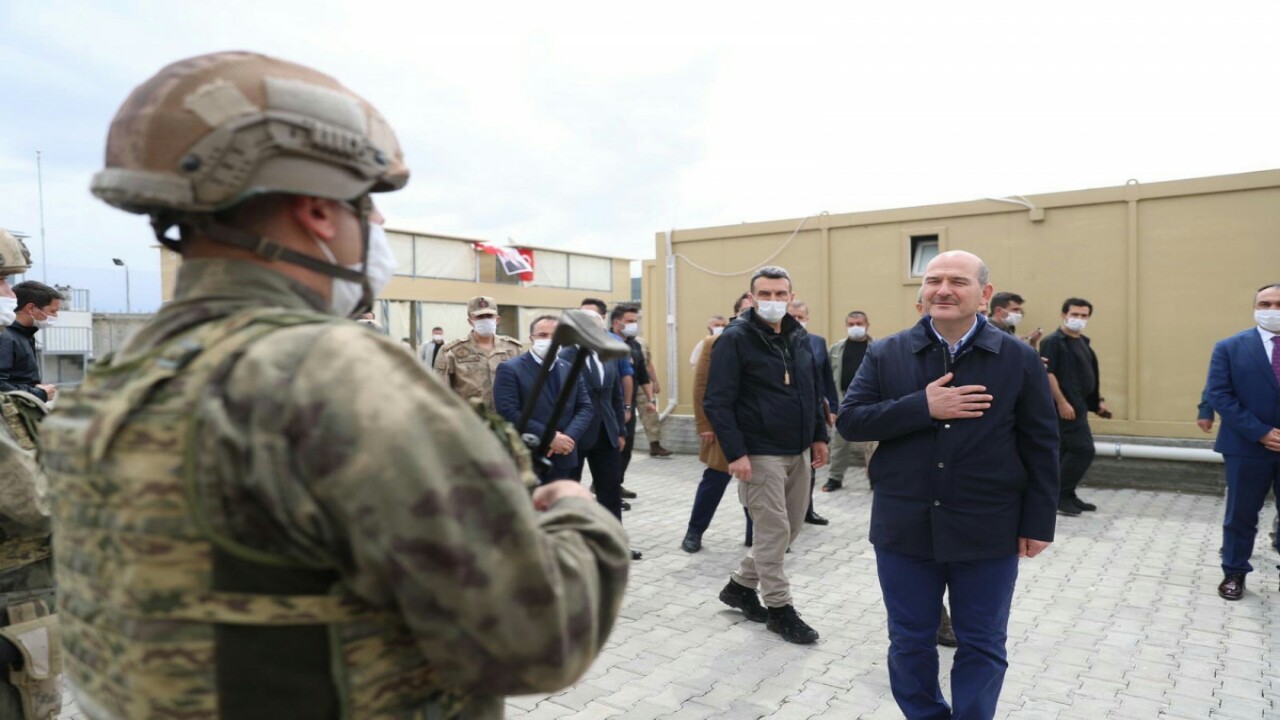 وزير الداخلية التركي يثير الجدل أثناء زيارته سوريا (صور)