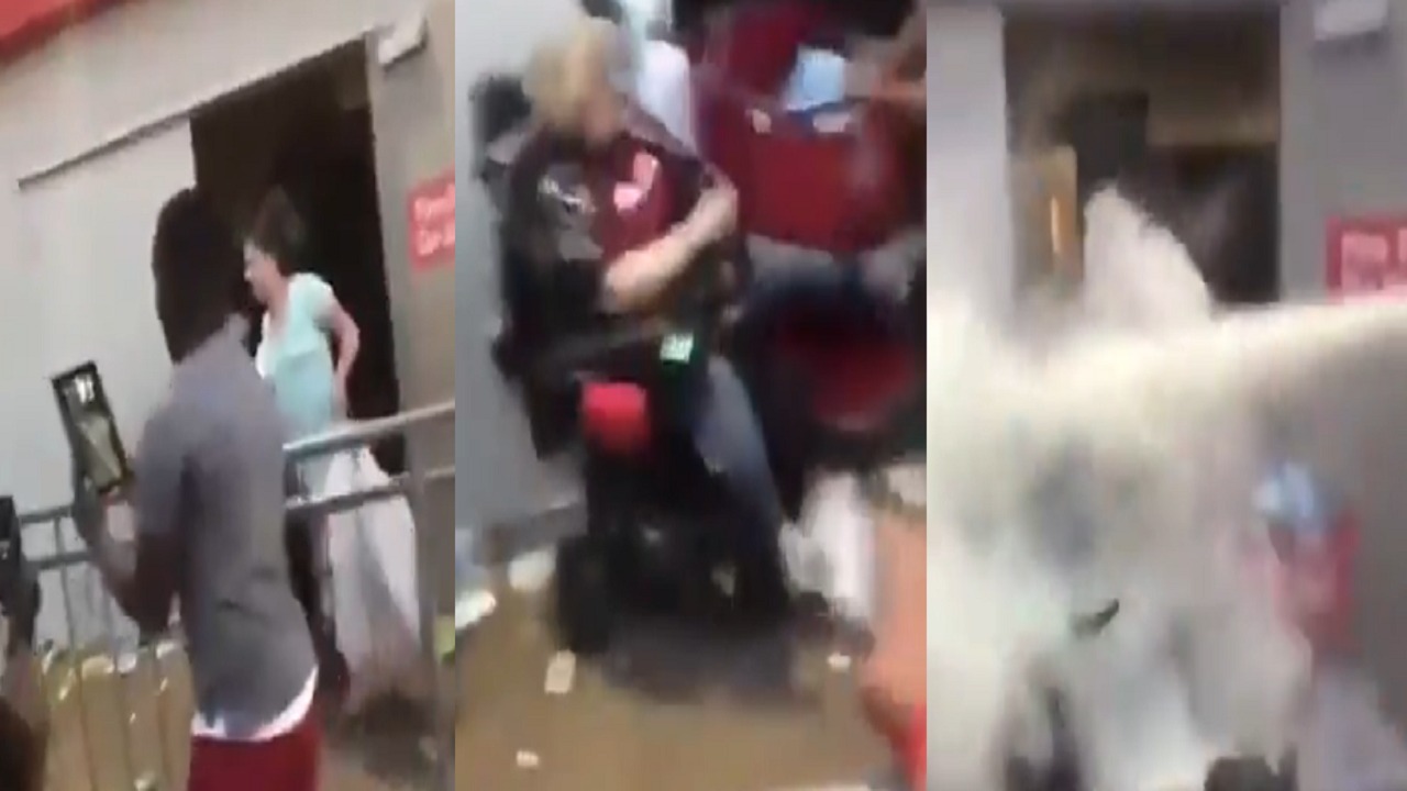 بالفيديو.. شجار عنصري بين &#8220;البيض والسود&#8221; في أمريكا ينتهي بخنق امرأة مُقعدة