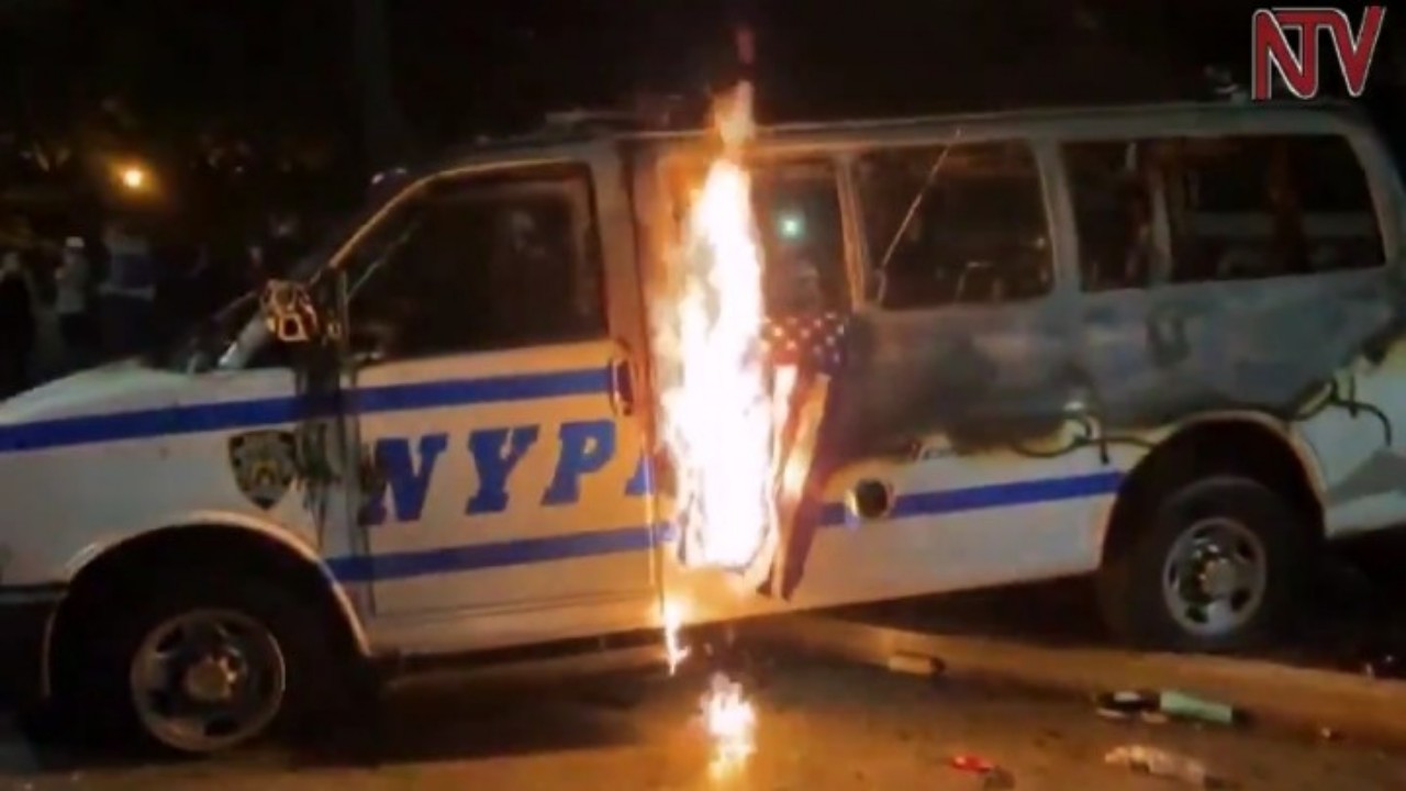 شاهد.. حرق العلم الأمريكي على متن سيارة شرطة مشتعلة