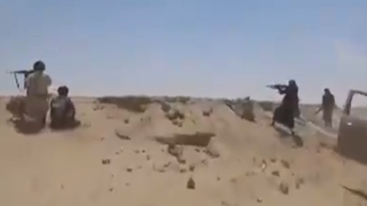 بالفيديو.. لحظة هروب الحوثيين من ضربات القوات المسلحة اليمنية