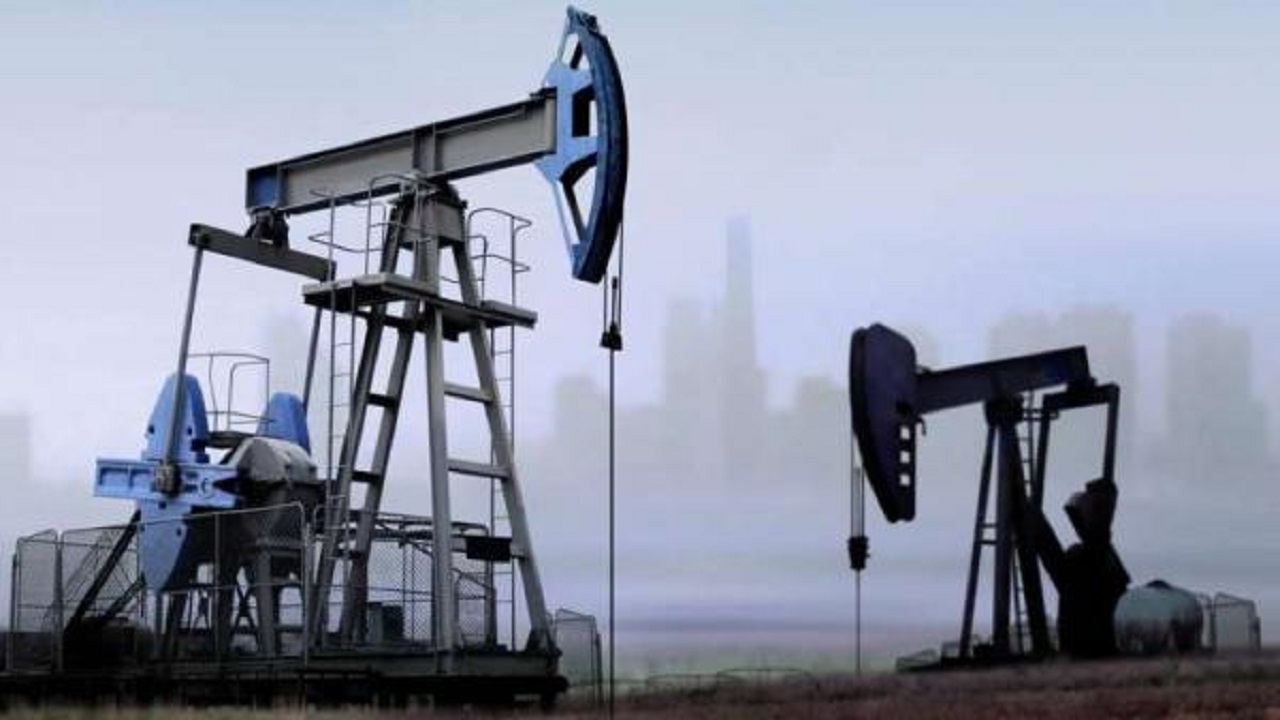 النفط يهبط جراء مخاوف حيال الطلب والتوترات
