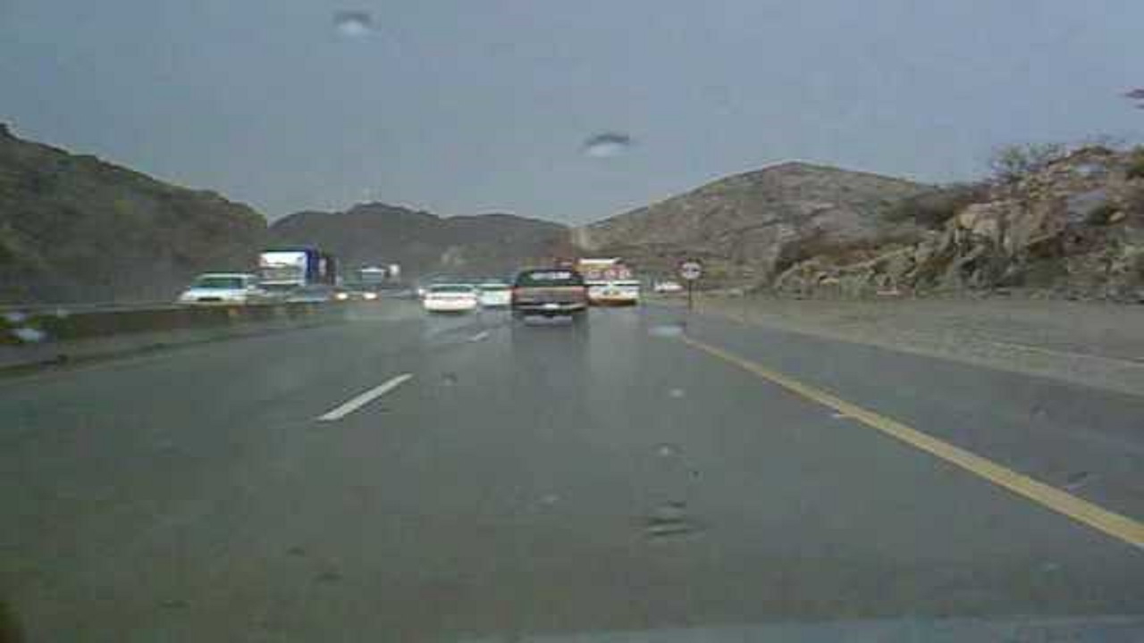 هطول أمطار على طريق الطائف-السيل