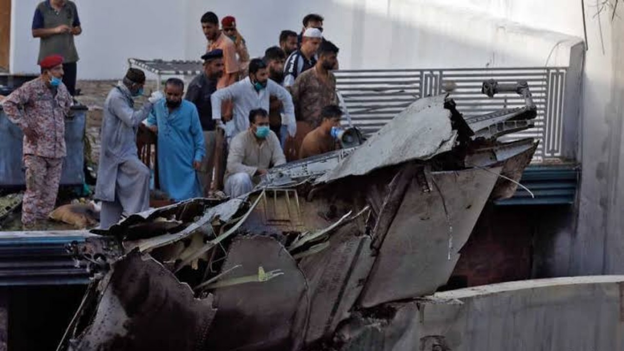 أحد الناجين من تحطم الطائرة الباكستانية يكشف تفاصيل نجاته