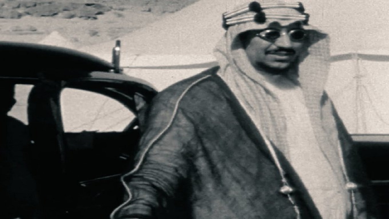 صورة نادرة للملك سعود في عمر 37 عاما وهو يفتح باب السيارة لوالده