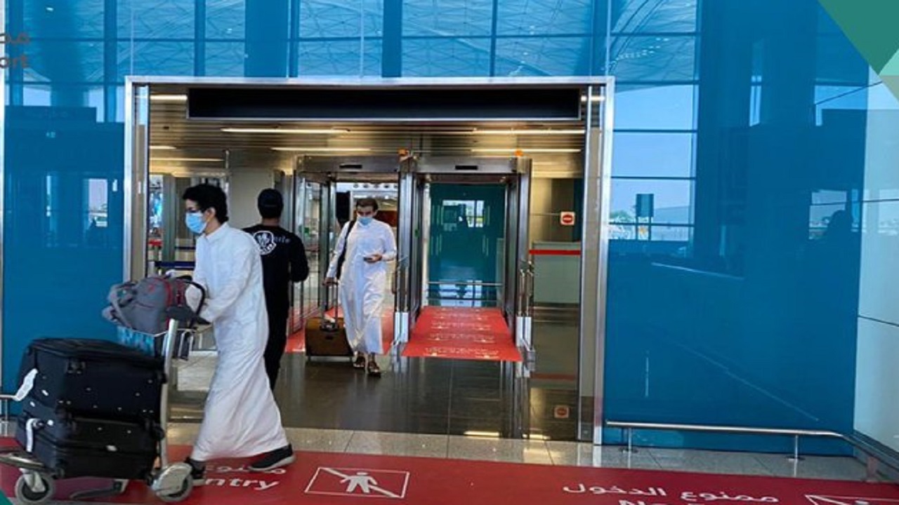 وصول أول رحلة بعد استئناف الرحلات الداخلية بمطار الملك خالد الدولي