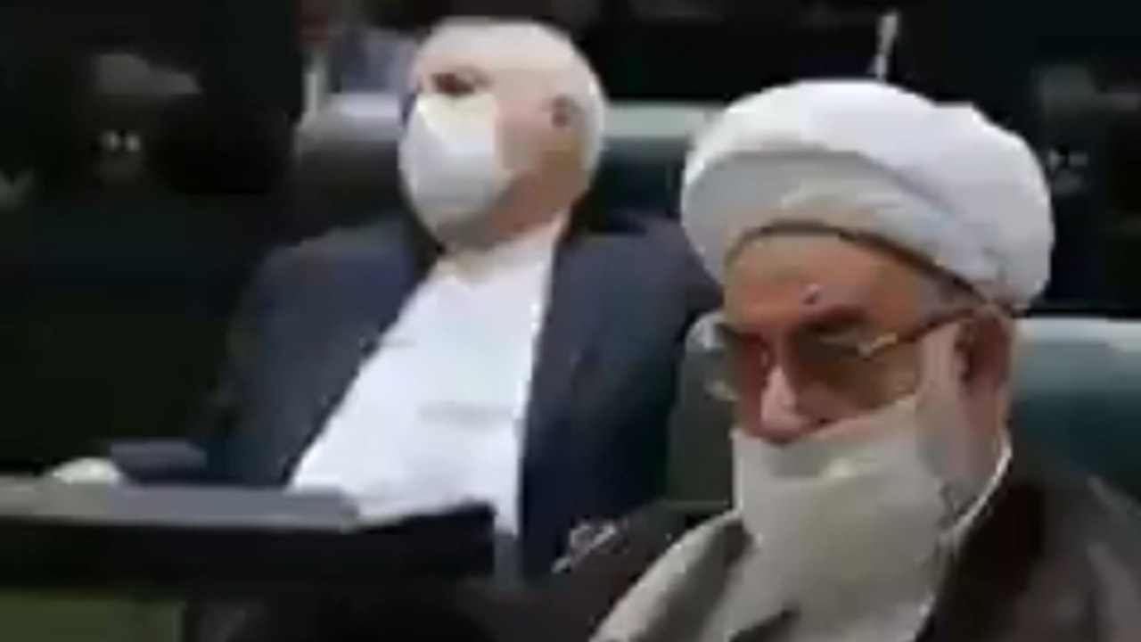 بالفيديو.. النوم يغلب &#8220;ظريف&#8221; أثناء كلمة &#8220;روحاني&#8221; أمام البرلمان