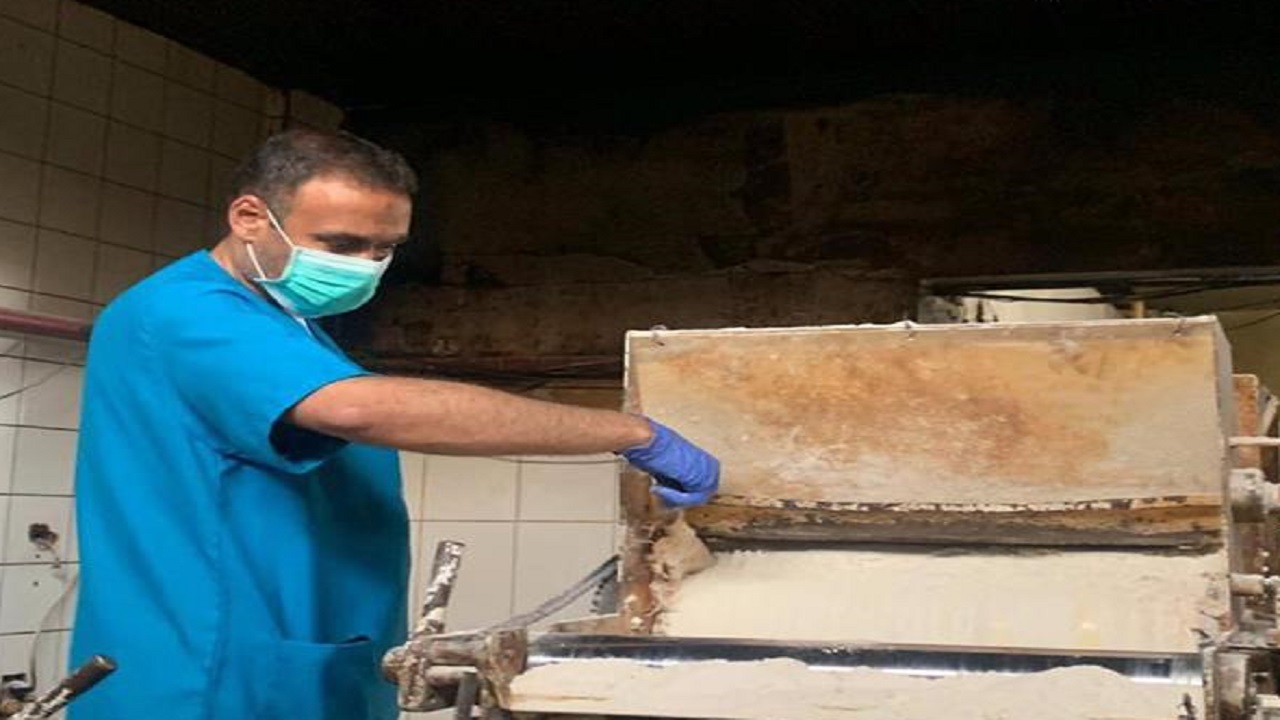 بالصور.. بلدية القطيف تغلق مخبز في تاروت