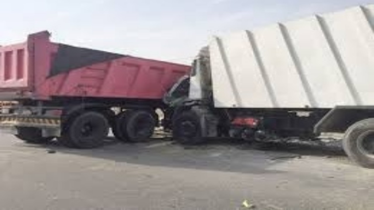وقوع إصابات في حادث اصطدام شاحنتين ومركبة بميسان
