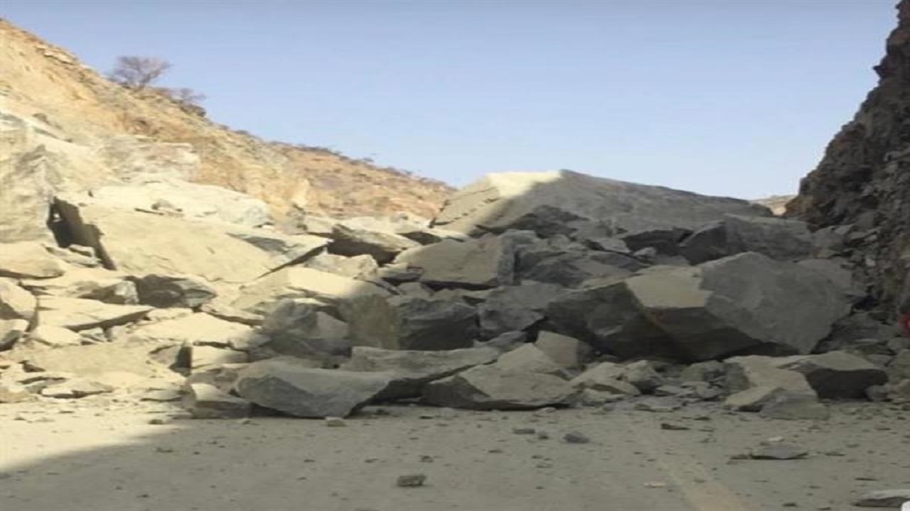 بالصور .. انهيار صخري مفاجئ يغلق الطريق الرابط بين أضم والليث