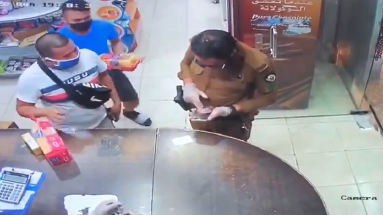 بالفيديو.. رجل أمن يفاجئ متسوقين بالكشف عن تصاريح تنقلهم