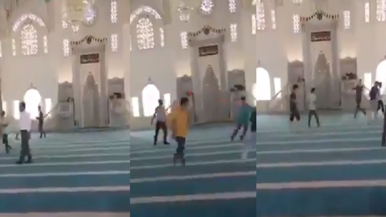 بالفيديو.. لعب كرة القدم بالأحذية داخل مسجد في تركيا