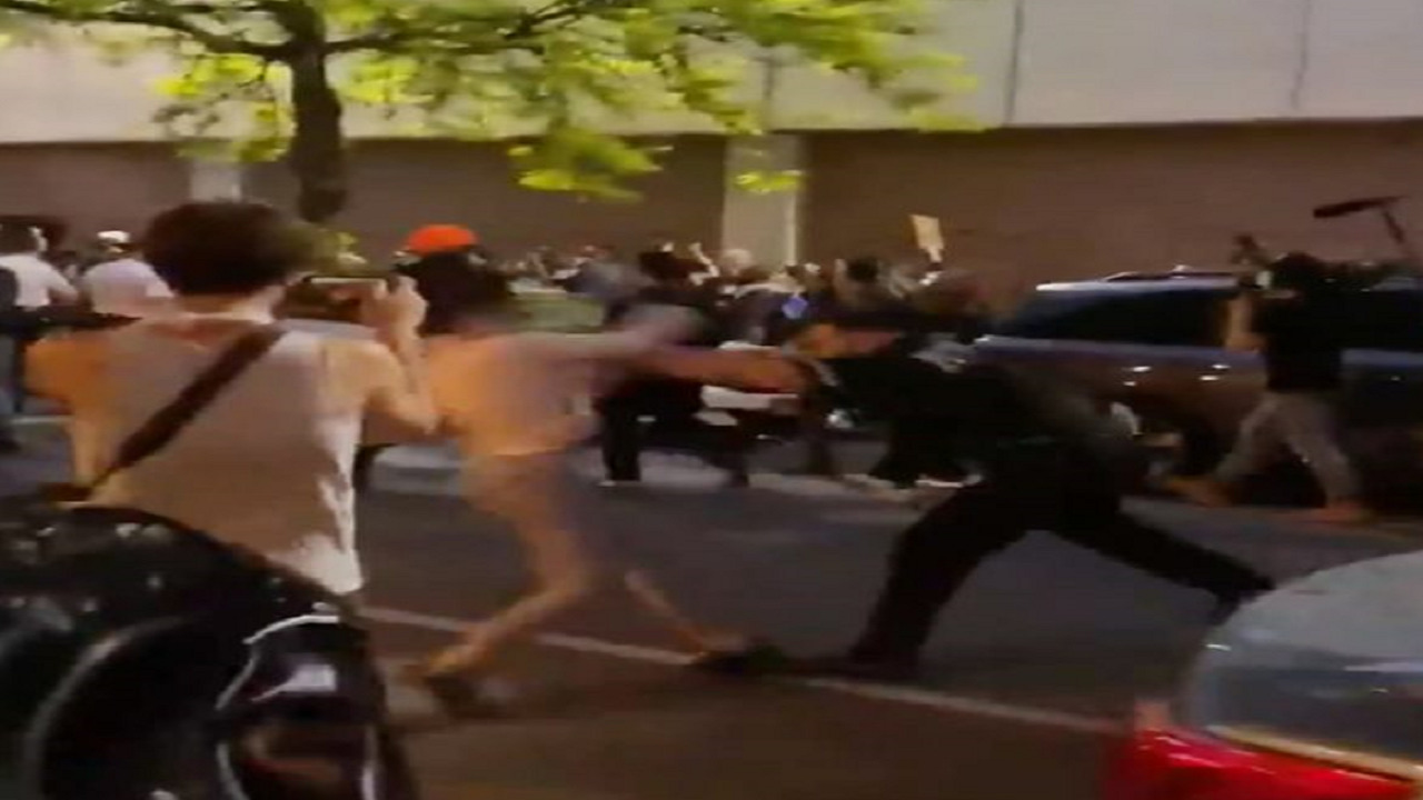 بالفيديو.. شرطي أمريكي يشتم متظاهرة ويدفعها بطريقة بشعة