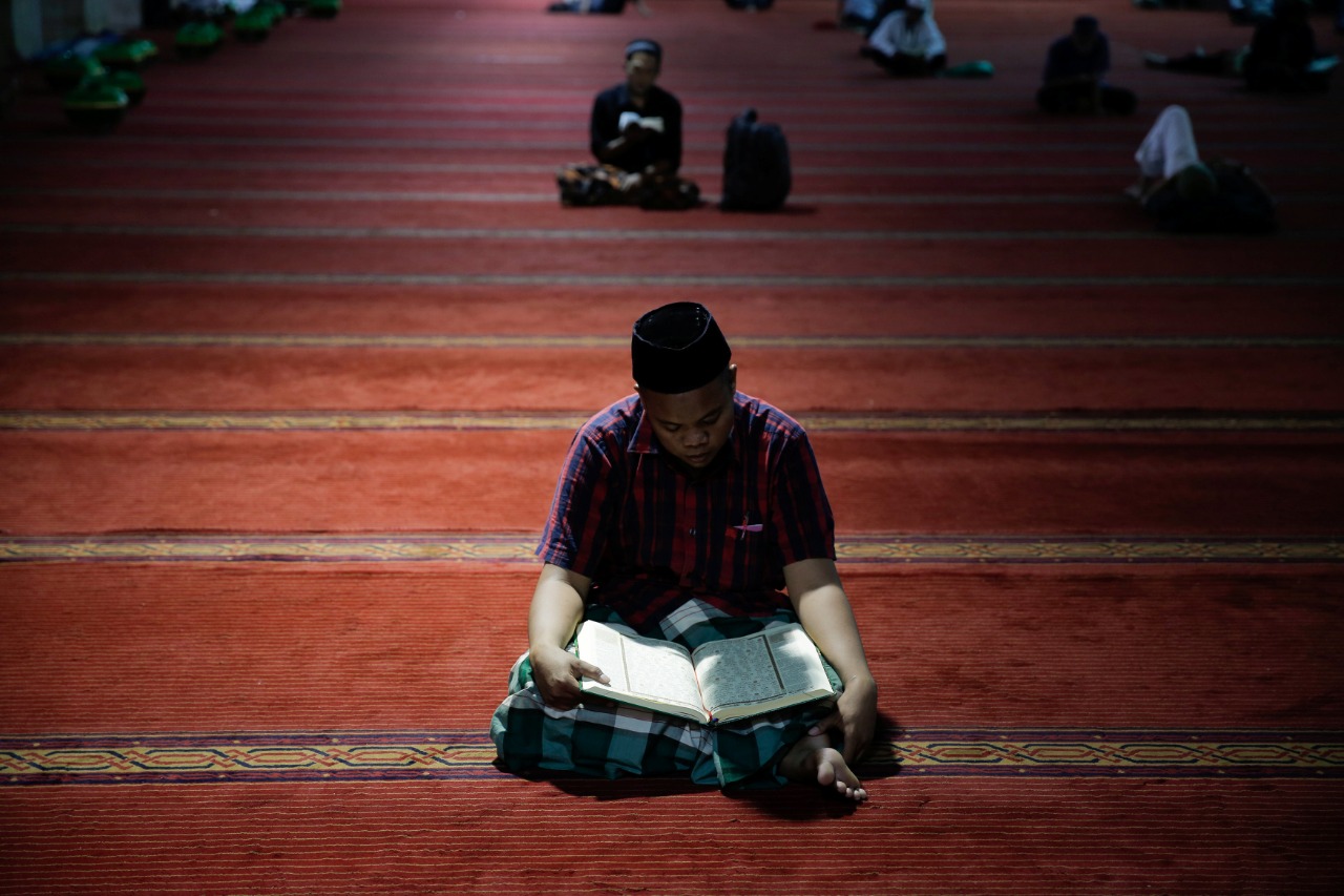 شباب أندونيسيا يطبقون التباعد ويرتلون القرآن