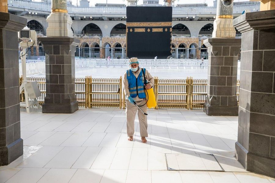 صورة مؤثرة لعامل يحرص على تطهير بيت الله الحرام في نهار رمضان