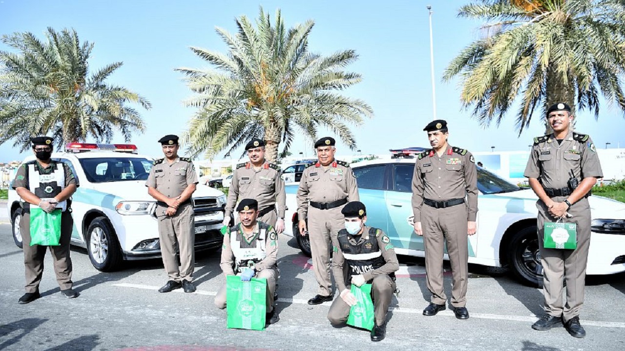 إمارة مكة المكرمة توزع أكثر من 30 ألف هدية معايدة للمرابطين ميدانياً