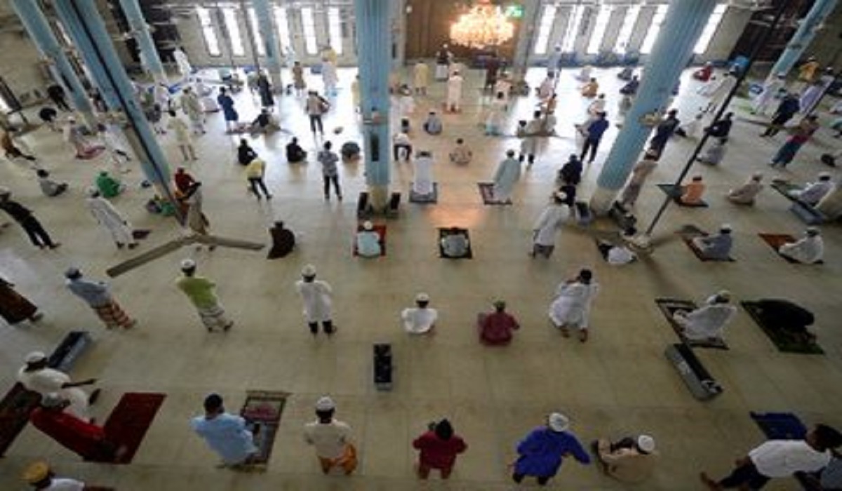 مسلمو بنجلادش يؤدون صلاة الجماعة متباعدين بعد عودة فتح المساجد