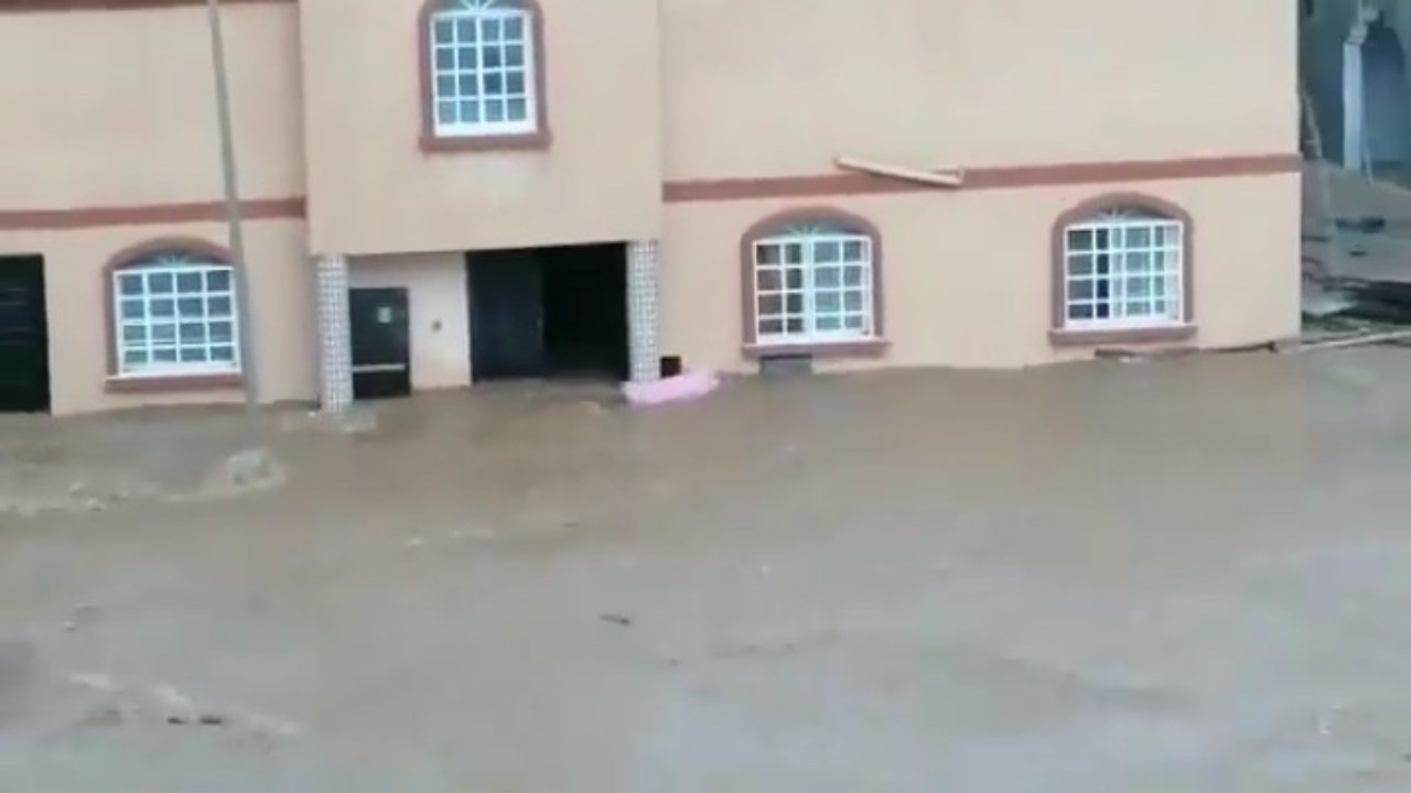 شاهد.. غرق الشوارع والبيوت في عمان بسبب الأمطار الغزيرة