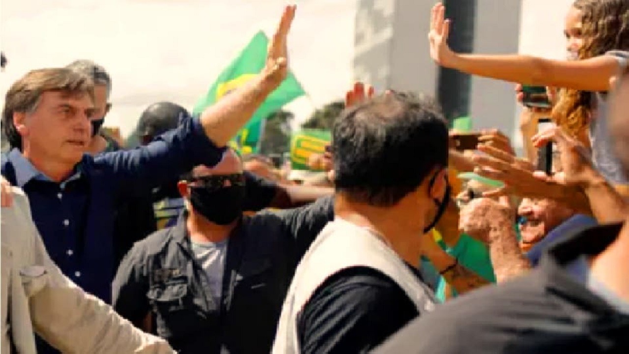 رئيس البرازيل ضرب بـ«كورونا» عرض الحائط 3 مرات
