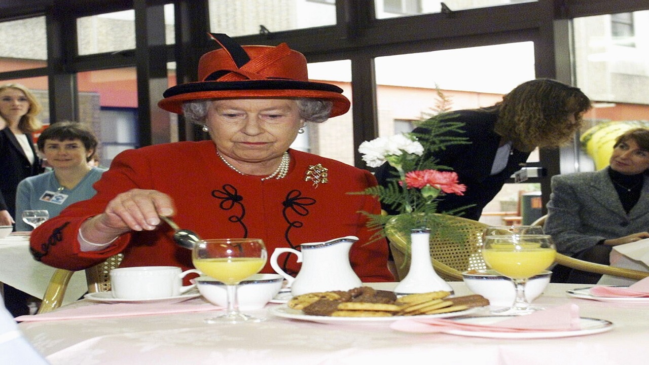 أغرب عادات الملكة إليزابيث على طاولة الطعام