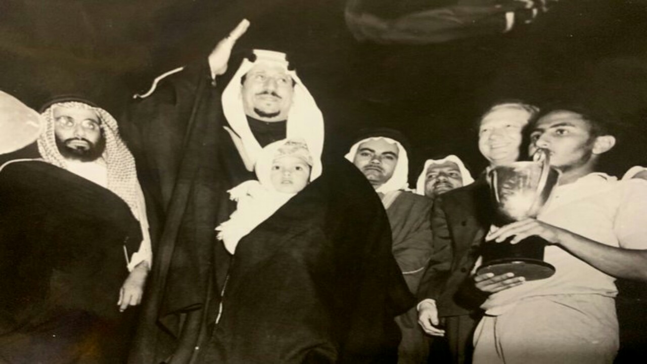 صورة قديمة للملك سعود وأمير المنطقة الشرقية أثناء تشريفهما لحفل رياضي عام 1954م 