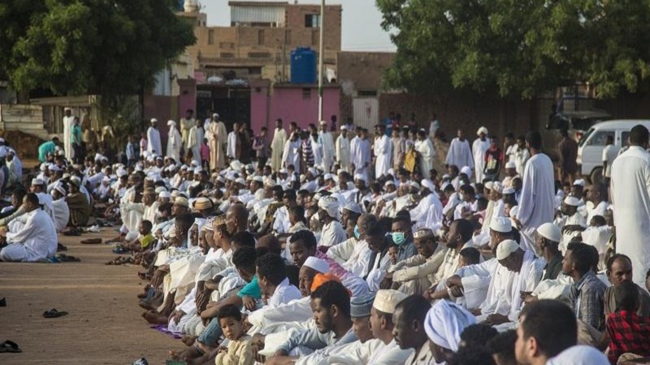 بالصور.. خرق كبير لمنع التجول بصلاة العيد في بلد عربي