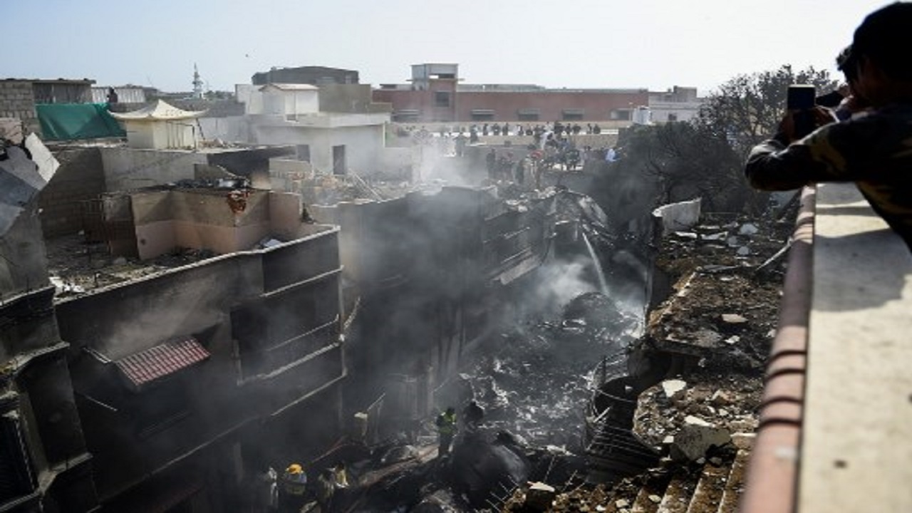 صور مروعة للحي السكني الذي شهد سقوط الطائرة الباكستانية المنكوبة