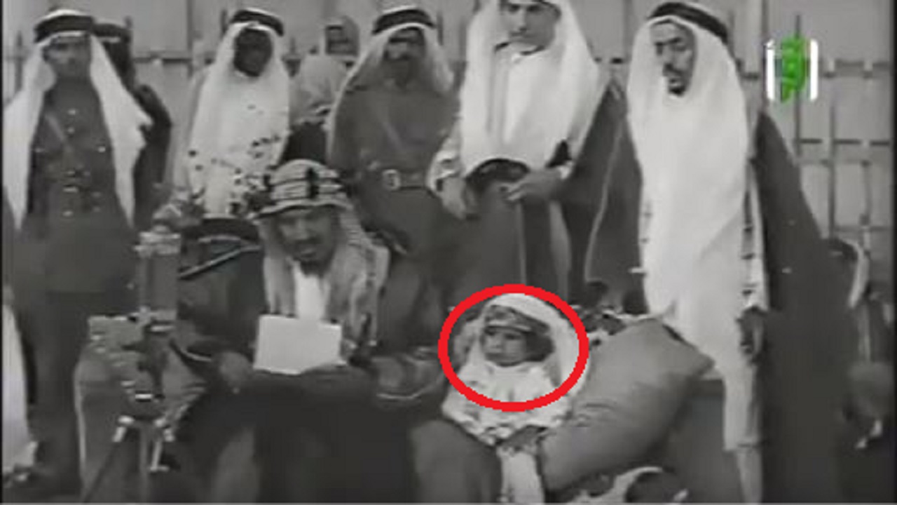 فيديو نادر للملك سلمان وهو طفلًا يبلغ 3 سنوات في أول تغطية مصورة للحج