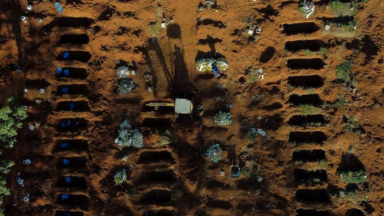 صور كارثية لصفوف من المقابر المفتوحة لضحايا الفيروس في البرازيل