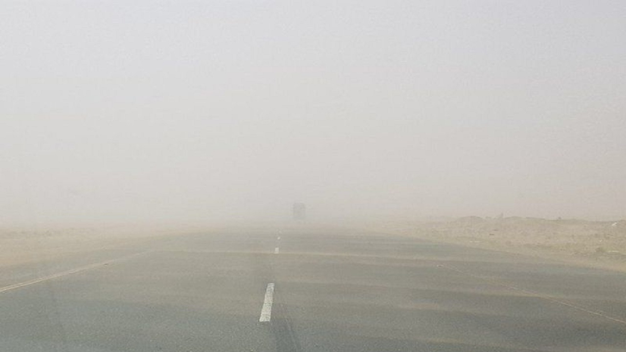 موجة غبار كثيفة تجتاح طريقي الرياض – الطائف والساحل