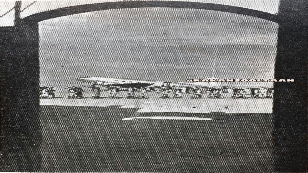 صورة نادرة للطائرة التي أهداها روزفلت للملك عبدالعزيز بعد وصولها إلى مطار جدة