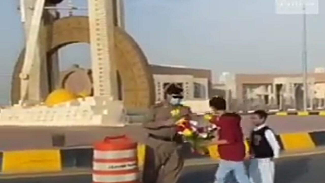 شاهد.. مواطنة وأبناؤها يقدمون الورود لرجال الأمن في ⁧ضمد⁩ بجازان⁩