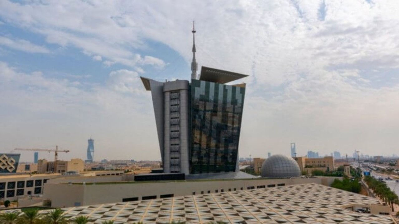 “هيئة الاتصالات” تغرم أحد مقدمي الخدمات البريدية بـ 100 ألف ريال