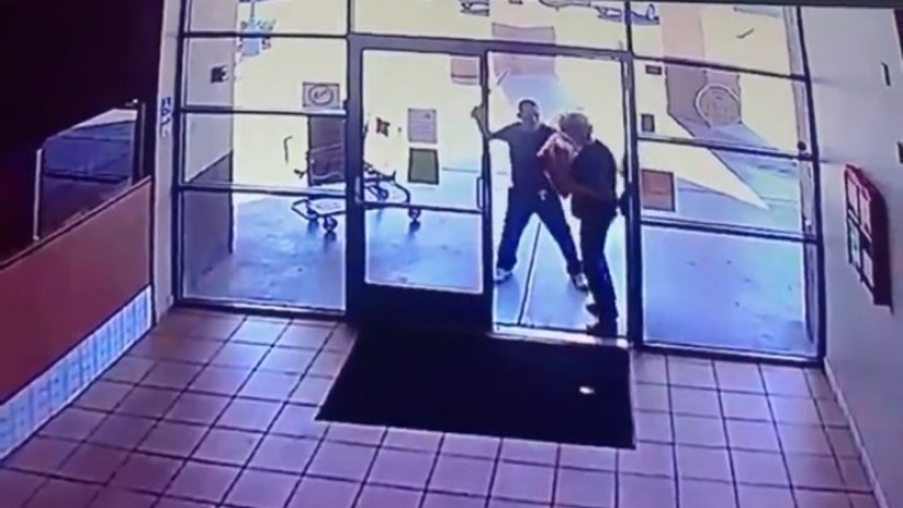 شاهد.. هجوم مروع على سيدة مسنة بسبب وجبة «بيتزا»