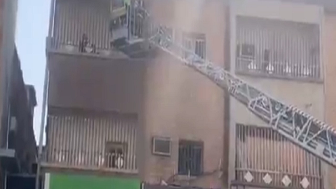 إنقاذ طفلًا ووالدته احتجزهما حريق داخل عمارة سكنية بحفر الباطن