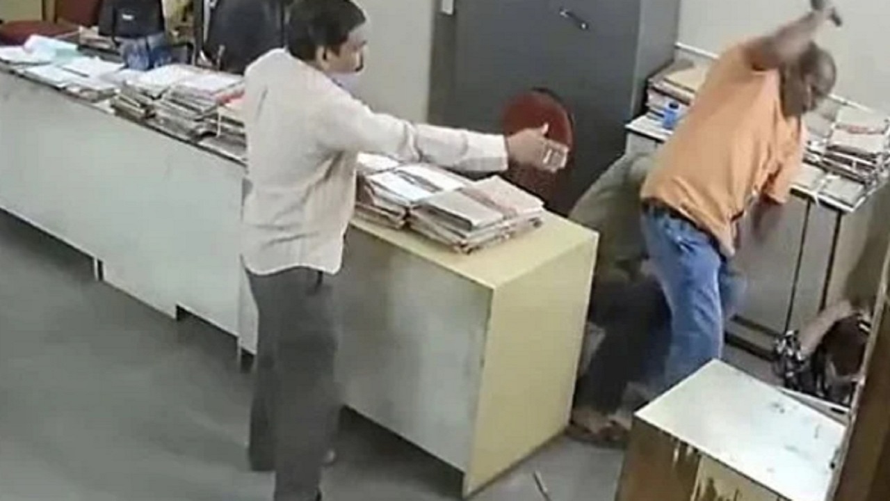 شاب يضرب زميلته في العمل بسبب ارتداء الكمامة