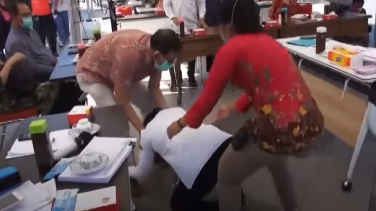 بالفيديو.. عمدة مدينة أندونيسية تسجد طالبة السماح لعدم قدرتها على إيقاف كورونا