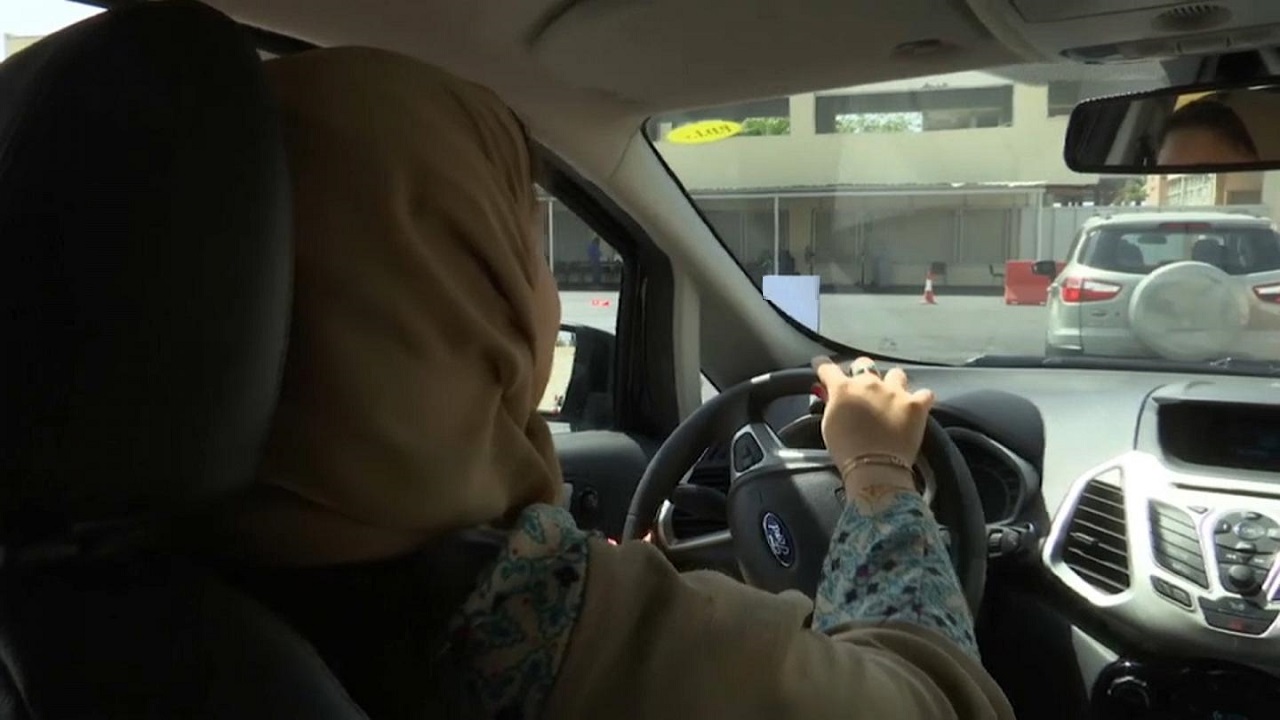 «المرور» توضح مدى إمكانية صدور تصريح قيادة للفتيات في عمر 17 سنة