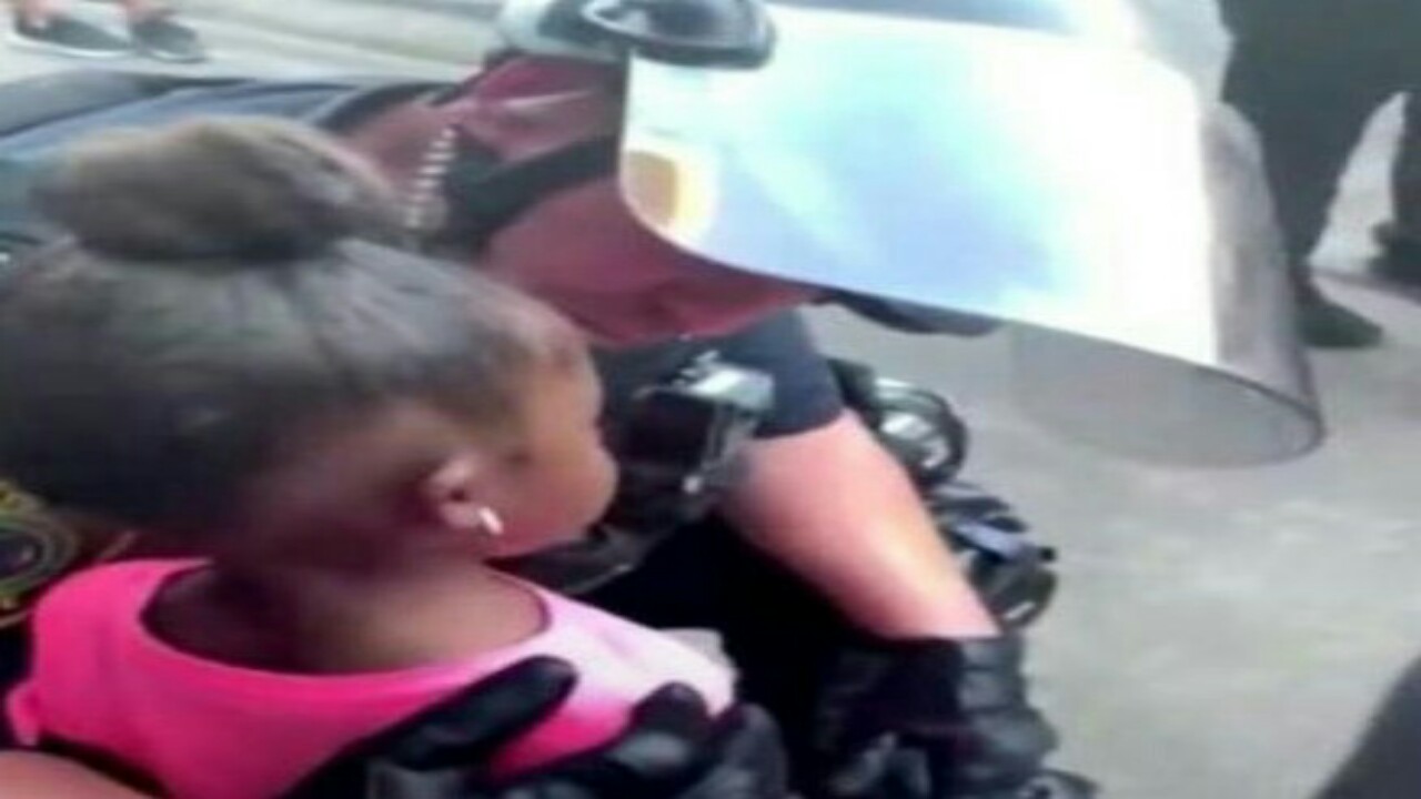 شاهد.. لحظة مواساة بين ضابط شرطة أمريكي وفتاة تبكي بشدة