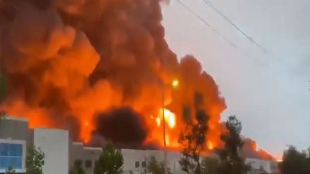 شاهد.. حريق ضخم يلتهم مستودعات أمازون في كاليفورنيا
