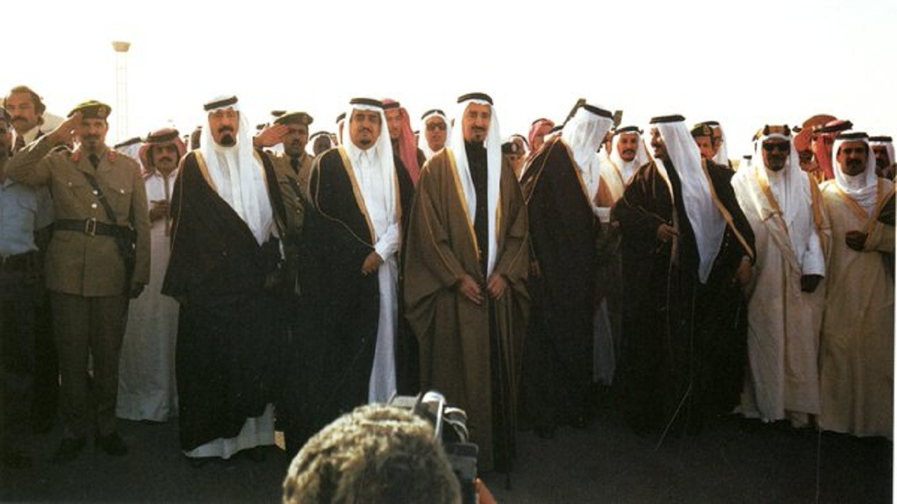صورة تاريخية للملك خالد ومعه عدد من الملوك والأمراء