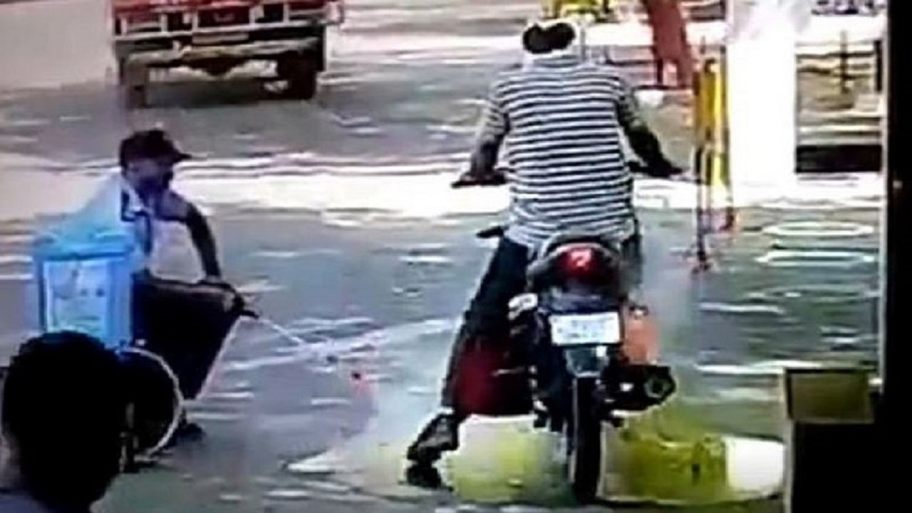 رجل أمن يتسبب في كارثة بعد رش المطهر على قائد دراجة نارية