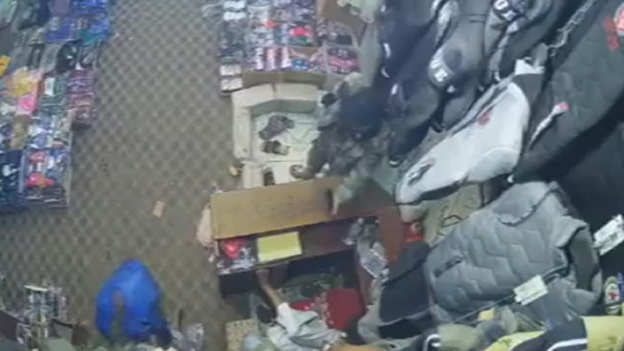 بالفيديو .. مسلح حوثي يعتدي على مالك محل ويسرقه أمواله