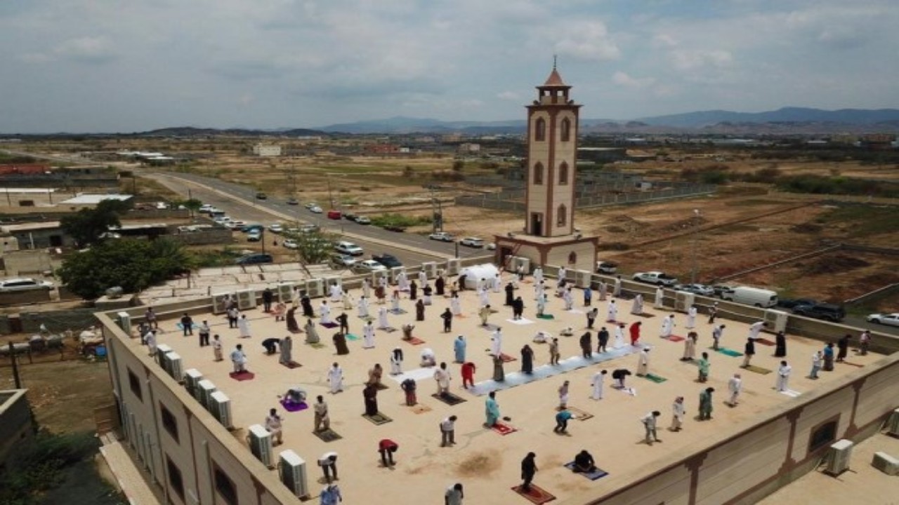تفاصيل صورة المصلين وهم يؤدون صلاة الجمعة فوق سطح مسجد بالعارضة
