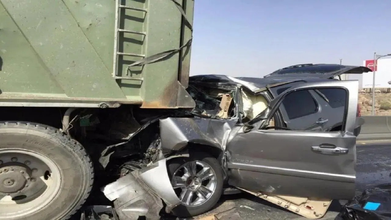إصابة شخصين في حادث اصطدام مركبة وشاحنة على طريق «الطائف &#8211; ميسان»