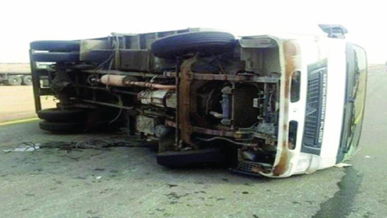 إصابة قائد شاحنة بعد انقلابها بالطائف