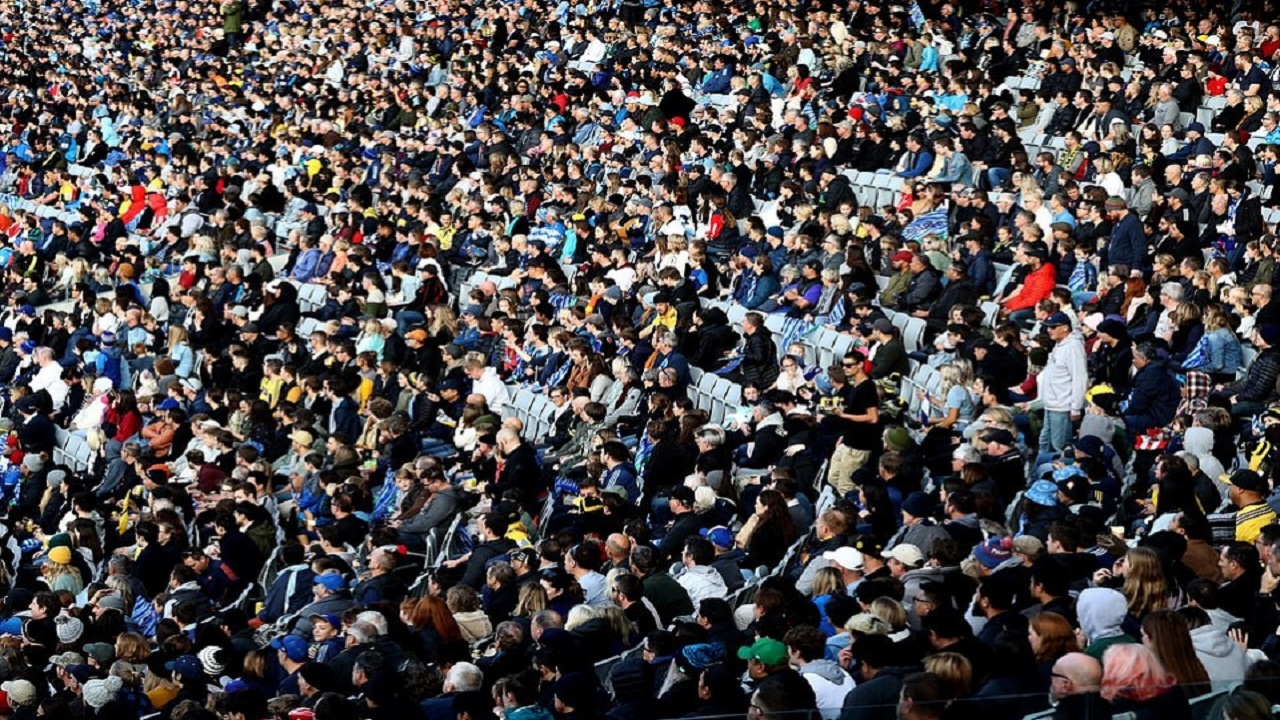 السعادة تغمر 20 ألف مشجع في مدرجات نيوزيلندا بعد هزيمة كورونا (صور)